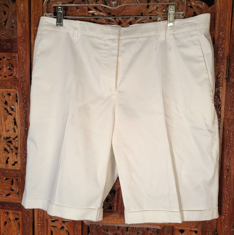 NWT LAVIA 18 White Bermuda Shorts, Size 46